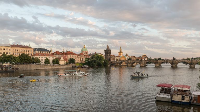 A Ponte Carlos sobre o rio Vltava, em Praga, ao entardecer