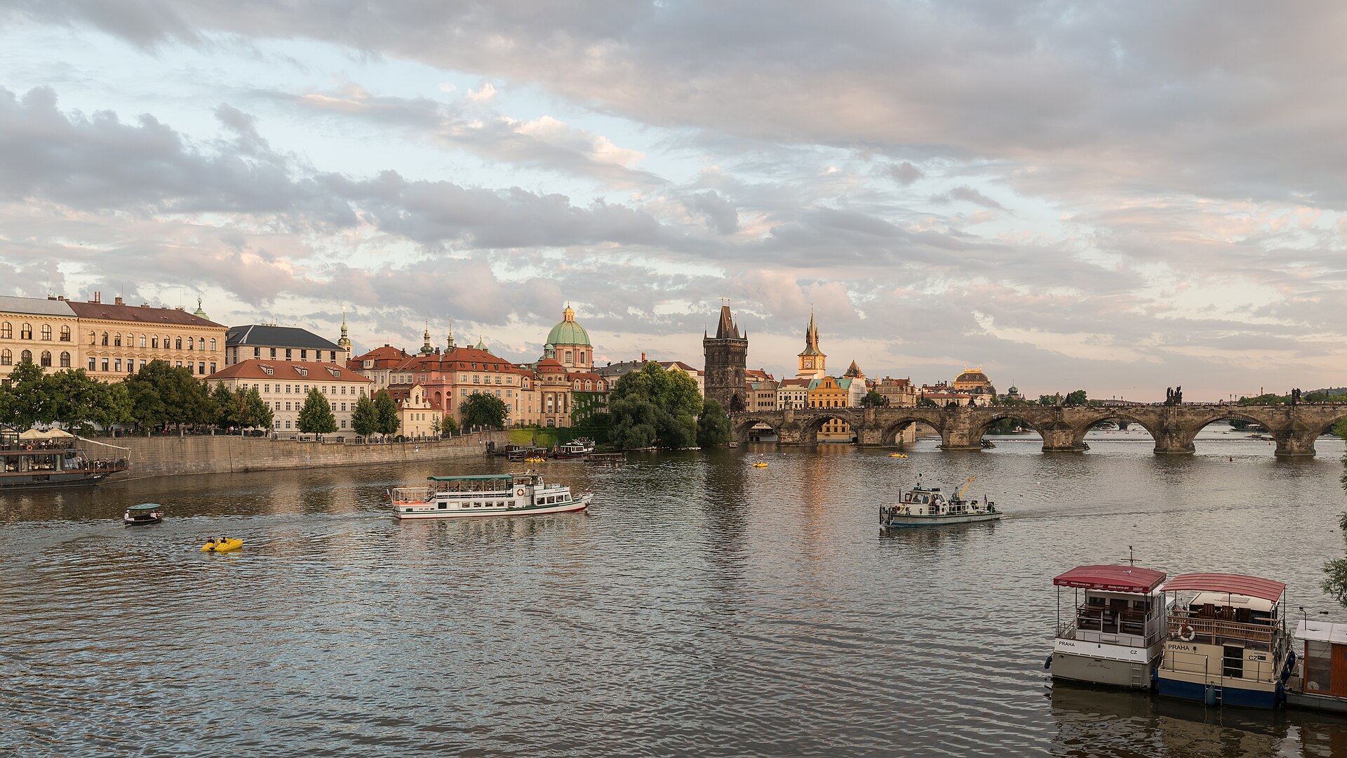 A Ponte Carlos sobre o rio Vltava, em Praga, ao entardecer