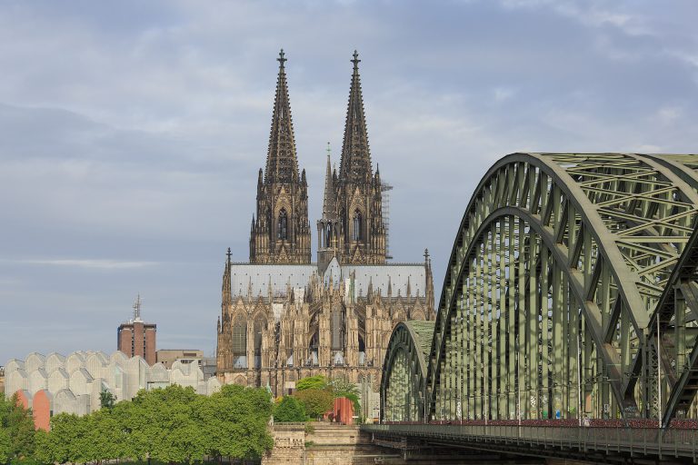 A Catedral de Colônia e a ponte Hohenzollern sobre o rio Reno