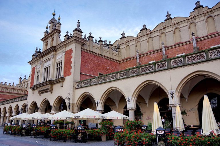 Os arcos do mercado Sukiennice, na praça principal de Cracóvia