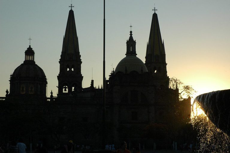 As torres da Catedral de Guadalajara em silhueta ao pôr do sol