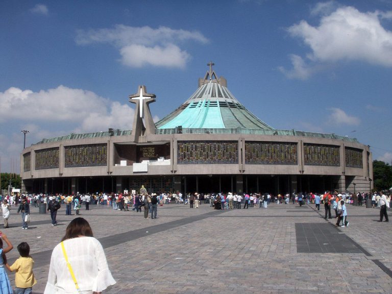 A nova Basílica de Nossa Senhora de Guadalupe, na Cidade do México, com peregrinos na praça