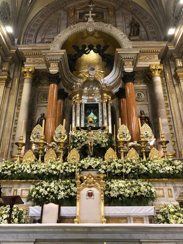 O altar-mor dourado da Catedral Basílica de San Juan de los Lagos, com a imagem da Virgem