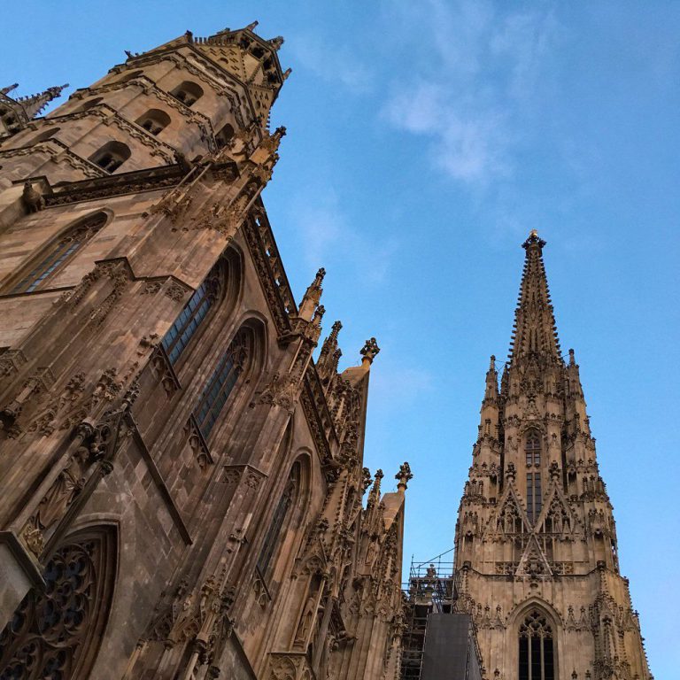 As torres da Catedral de Santo Estêvão, em Viena, vistas de baixo
