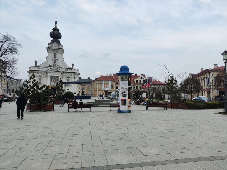 A praça central de Wadowice, cidade natal de São João Paulo II, com a basílica ao fundo
