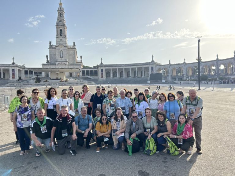 Grupo SanPioTur reunido diante do Santuário de Fátima, em Portugal