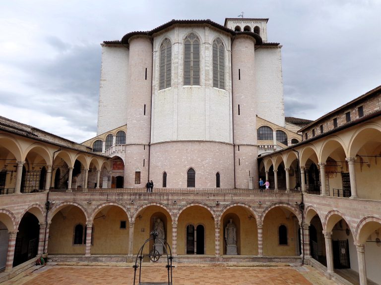 A Basílica de São Francisco, em Assis, com sua loggia de arcos sob céu azul