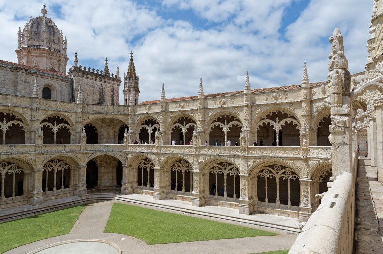 O claustro manuelino do Mosteiro dos Jerónimos, em Lisboa