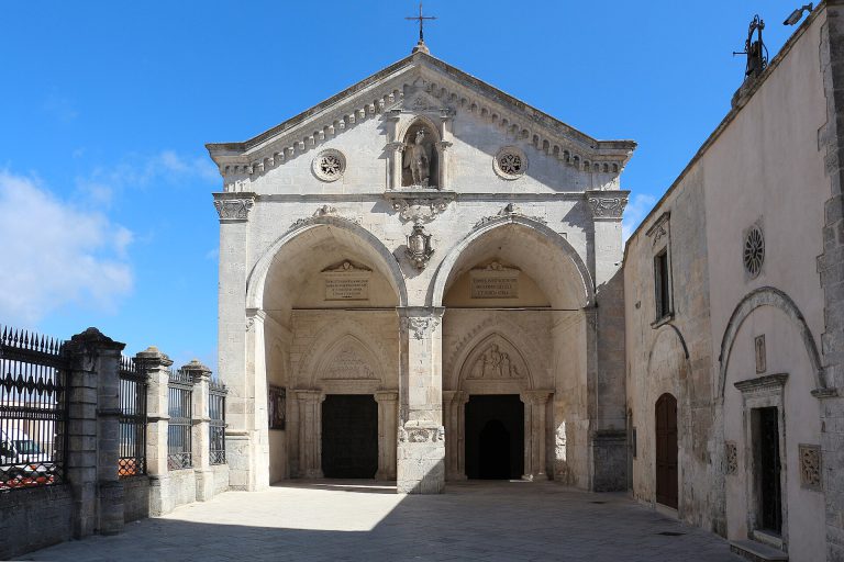 O pórtico gótico do Santuário de São Miguel Arcanjo, em Monte Sant'Angelo