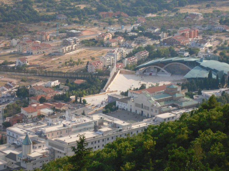Vista de San Giovanni Rotondo, a cidade de Padre Pio, com o santuário