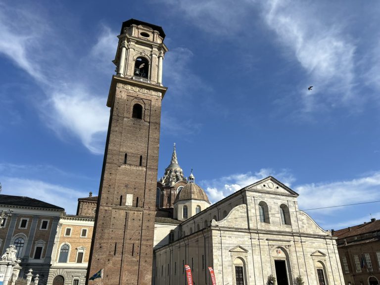A Catedral de São João Batista, em Turim, casa do Santo Sudário, com a torre sineira sob céu azul