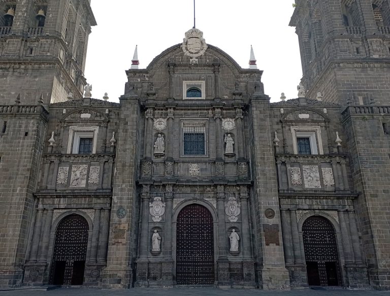 A fachada de pedra da Catedral de Puebla, no México
