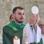 Pe. Marcelo Dalmagro elevando a Eucaristia durante a missa