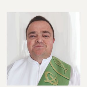 Diácono Agostinho Vanderlei Basso com a estola diaconal verde