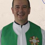 Pe. Leonel Stanski sorrindo, com veste litúrgica verde