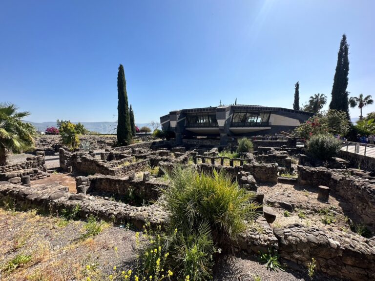 Ruínas de Cafarnaum com a igreja construída sobre a casa de Pedro