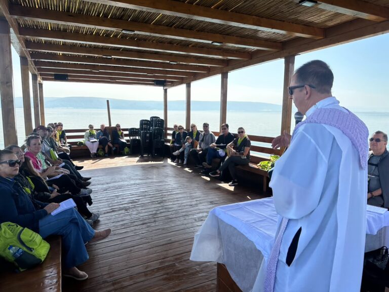 Santa Missa celebrada a bordo do barco, no Mar da Galileia