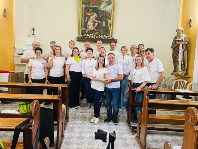 Peregrinos reunidos na igreja de Caná da Galileia para a renovação das promessas matrimoniais