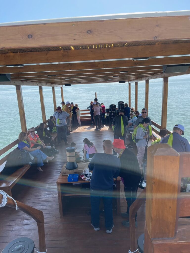 O grupo a bordo do barco, navegando pelo Mar da Galileia