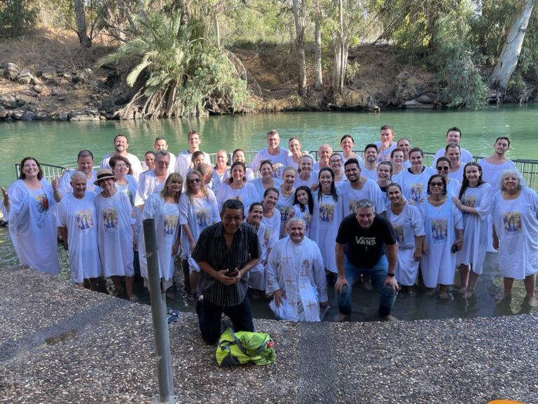 Peregrinos de túnica branca no Rio Jordão para a renovação das promessas do Batismo