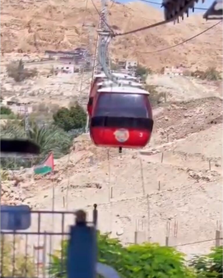 Teleférico subindo ao Monte das Tentações, em Jericó