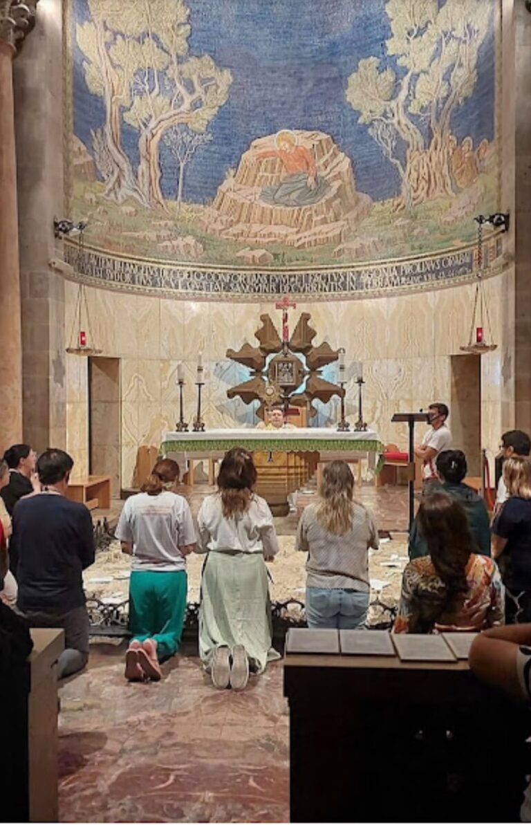 Peregrinos ajoelhados diante da Rocha da Agonia, na Basílica do Getsêmani
