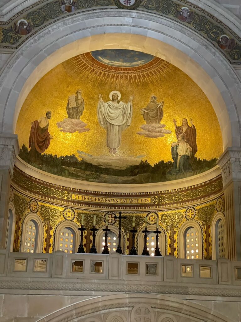 Mosaico dourado da Transfiguração na abside da basílica do Monte Tabor