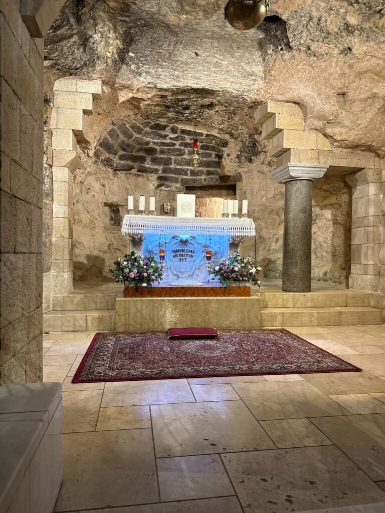 Altar dentro da Gruta da Anunciação, em Nazaré