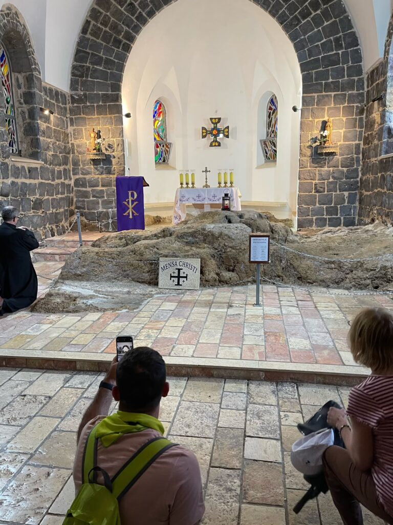 A rocha Mensa Christi na Igreja do Primado de Pedro, em Tabgha